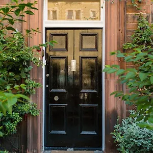 Apartment Beautiful, Traditional 2 Bedroom Main Door Flat 