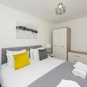 The Zone - Vibrant City Centre Apartment